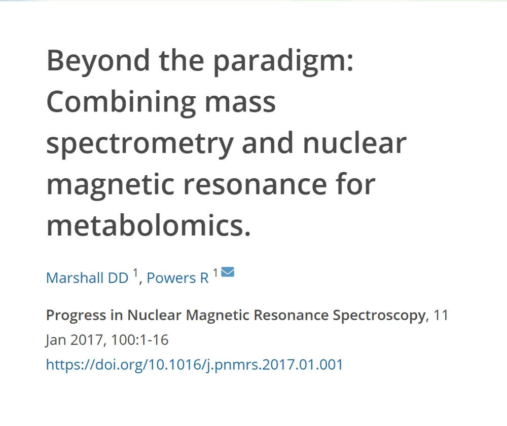 Referência do estudo que compara espectrometria de massa e ressonância magnética nuclear em metabolômica, com título, autores, revista e DOI